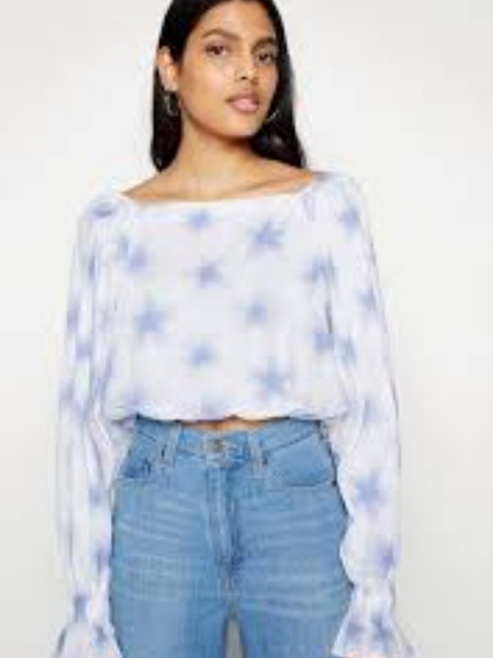 Levi's Size XL White with Blue Floral Burst Daphne Scrunchie Long Sleeve Top